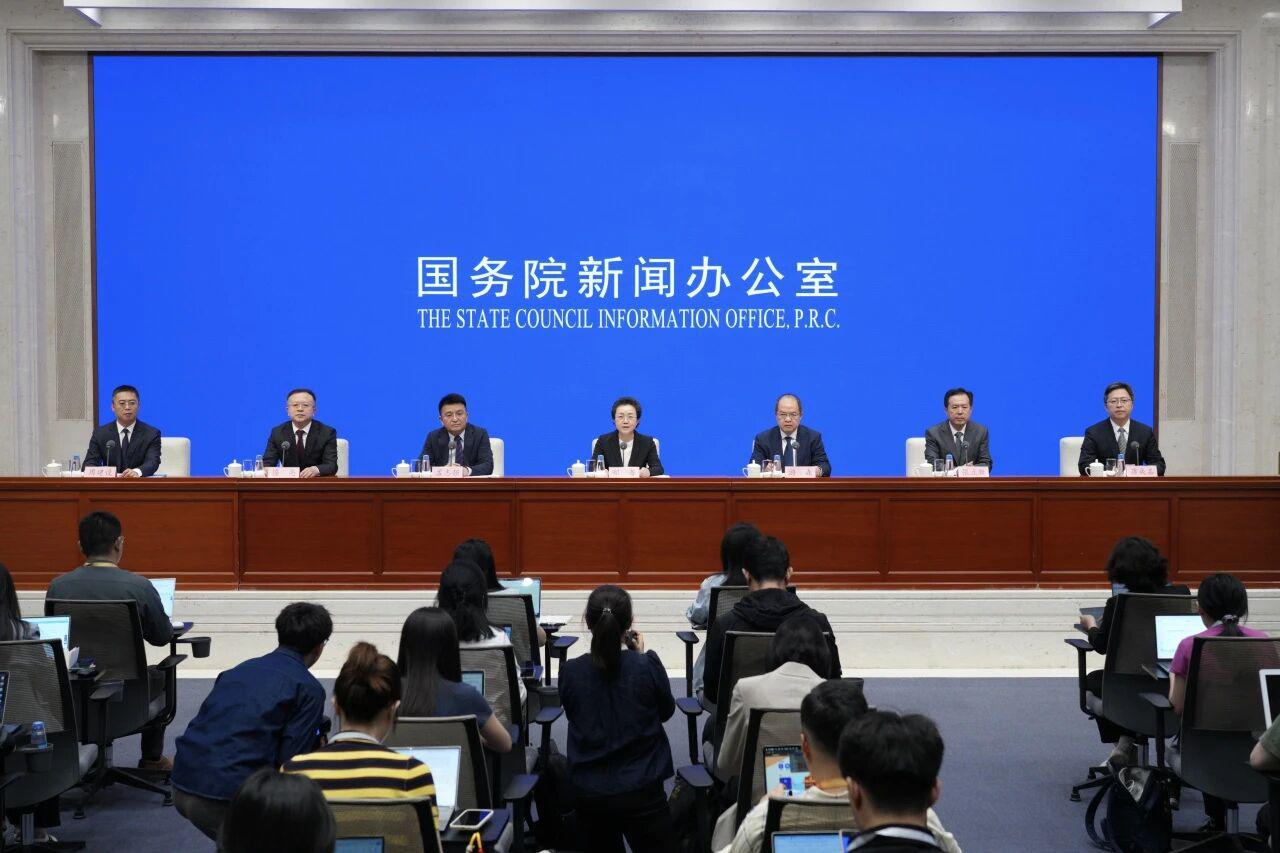 郑备副主任出席国新办政策例行吹风会介绍《关于推行常住地提供基