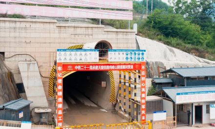 普速铁路：160公里时速天陇铁路鸡峰山隧道贯通