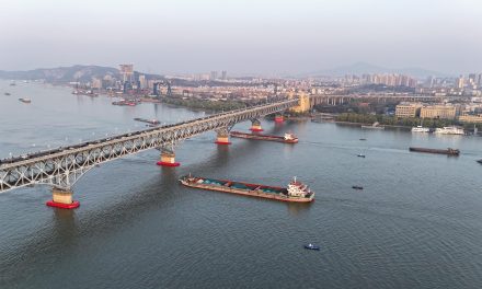 铁路安全：南京长江桥群水域首迎多部门联合排查