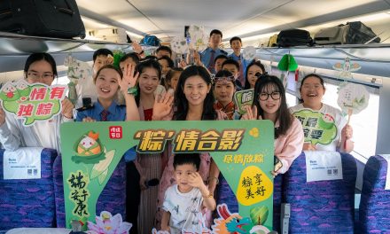行业观察：4号车厢里，G3189次端午香囊问答讲安全