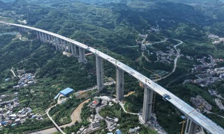 铁路建设：171米高墩上，盘关特大桥合龙