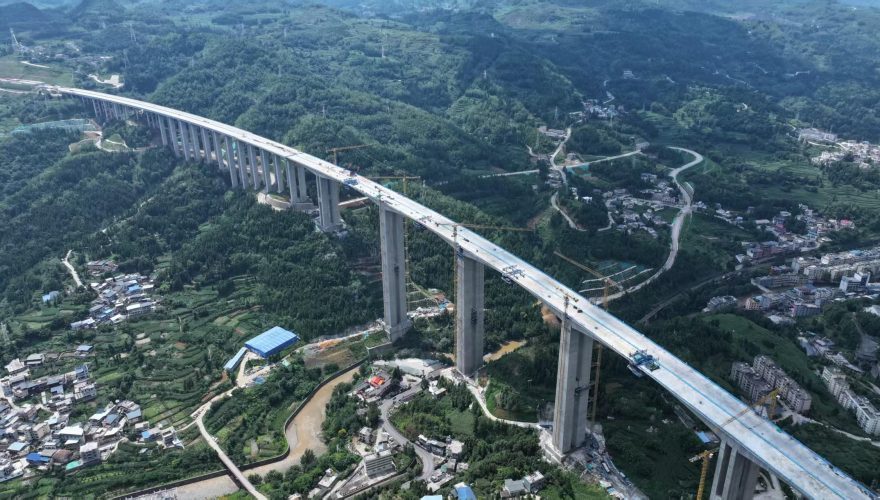 171米高空“峡谷架飞虹” 安盘高速盘关特大桥主桥精准合龙