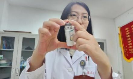普速铁路：4趟成渝普速车暑运上线，检车员高温检修走行部